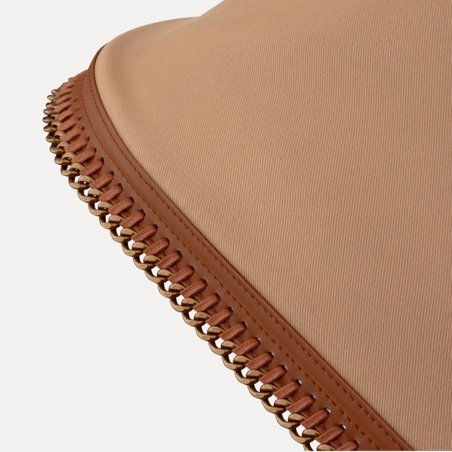 Cadena de talla diamante en la capota de la edición Bugaboo x Stella McCartney