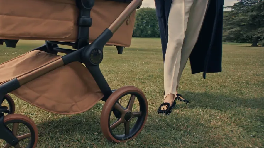 Bugaboo x Stella McCartney Fox 5 Renew en Tobacco Brown sobre el césped