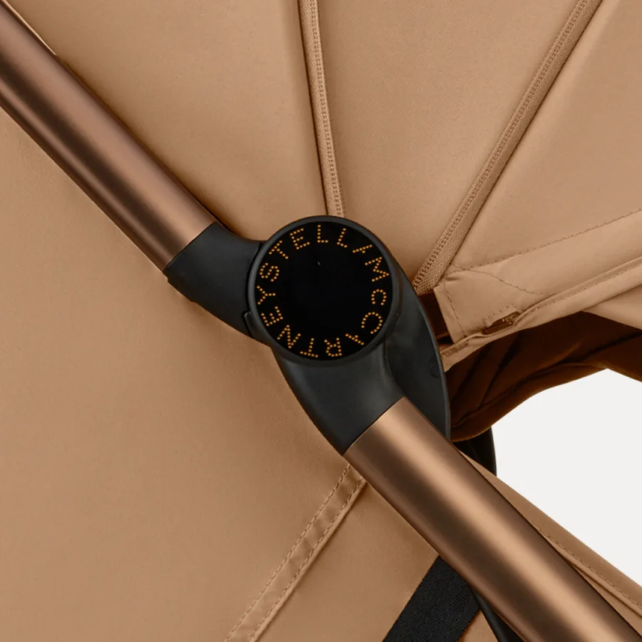 Logotipo de Stella McCartney en el chasis del Bugaboo Butterfly 2 de edición especial