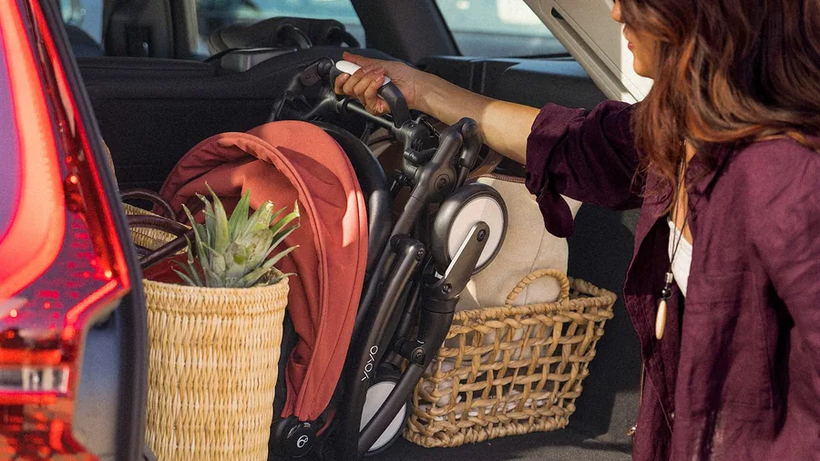 Stokke YOYO⁵ plegado mientras se coloca en el maletero de un coche