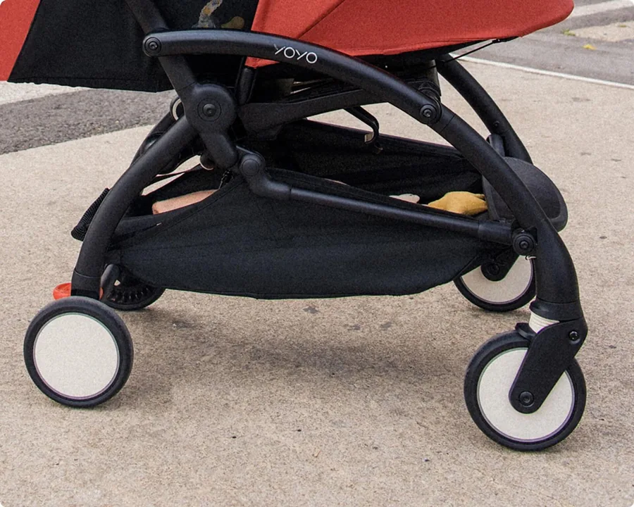 Ruedas y chasis del Stokke YOYO⁵ sobre la acera